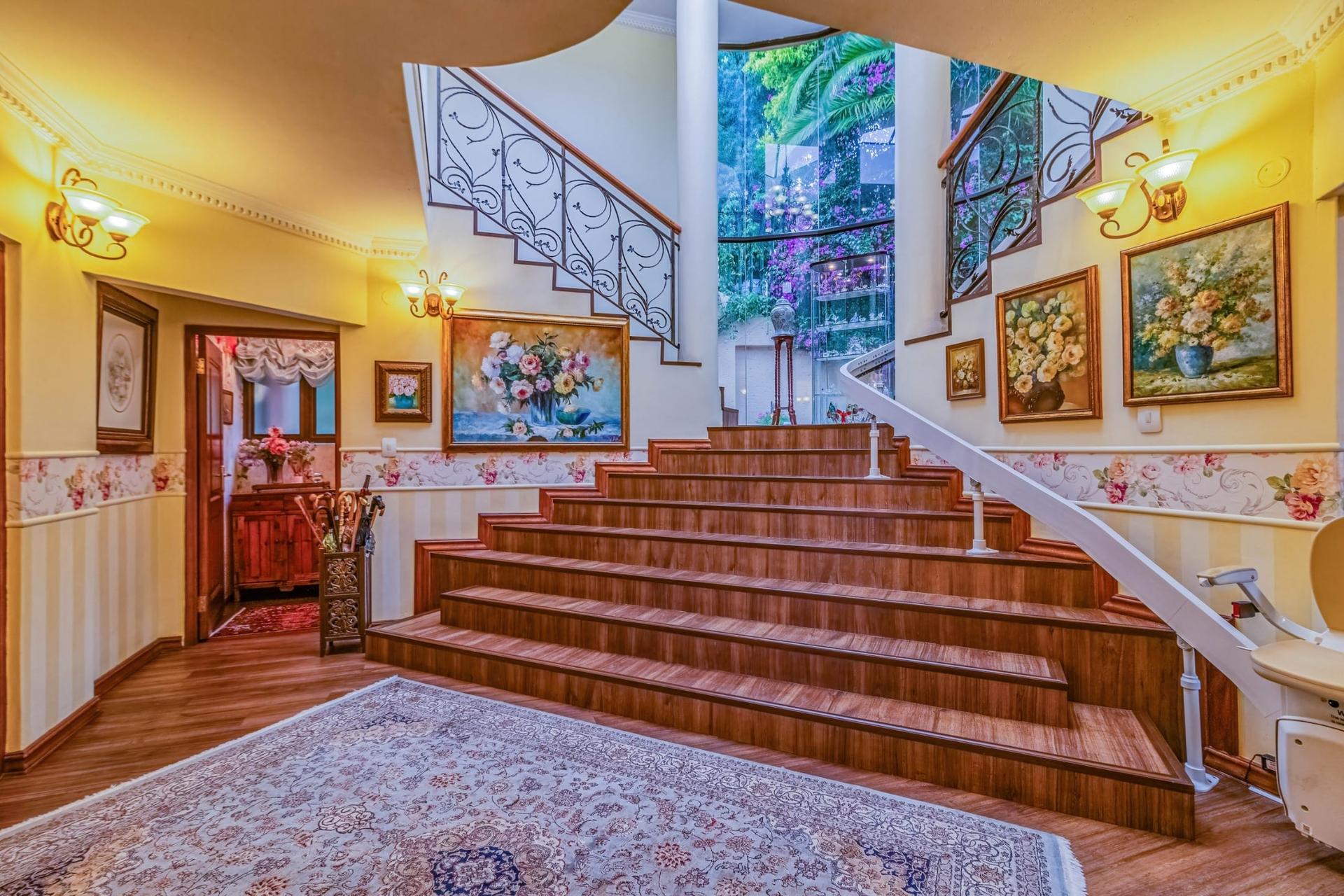 Bedfordview Six-Suite Enclave Home — photograph 2