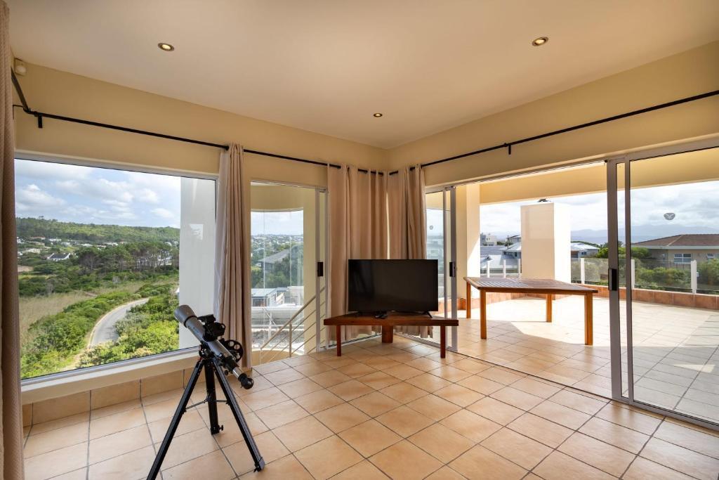 6 Bedroom House in Solar Beach — photograph 5