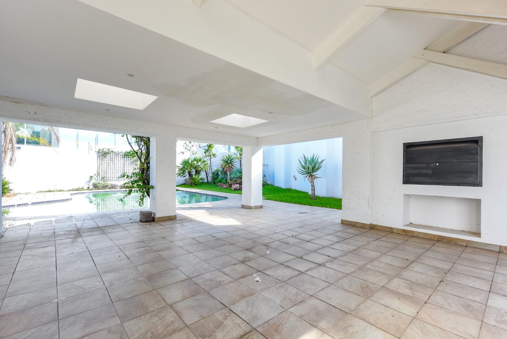 Modern 5 bedroom mansion in Morningside — photograph 5