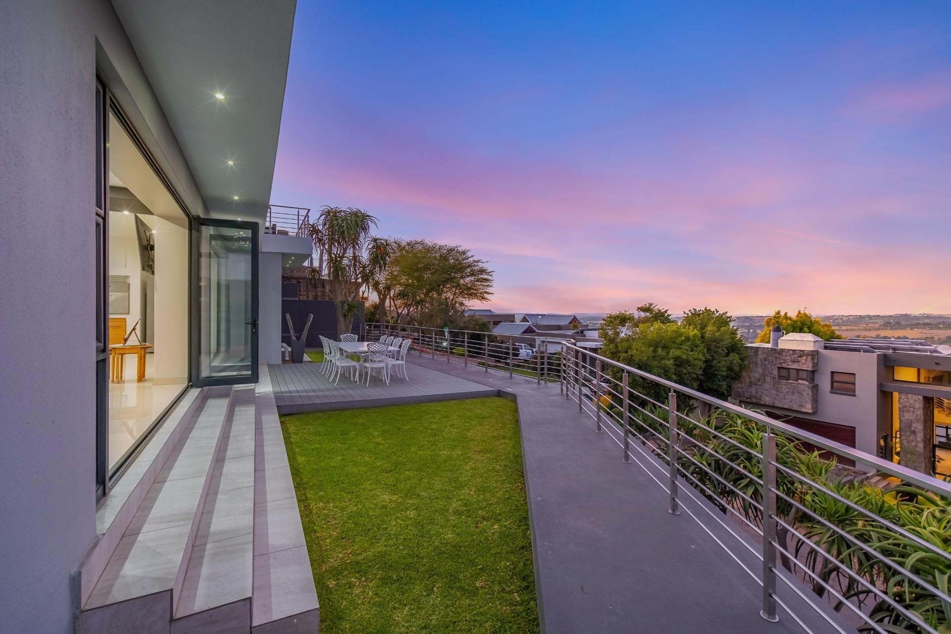 Featherbrooke Rooftop Terrace Home — photograph 5