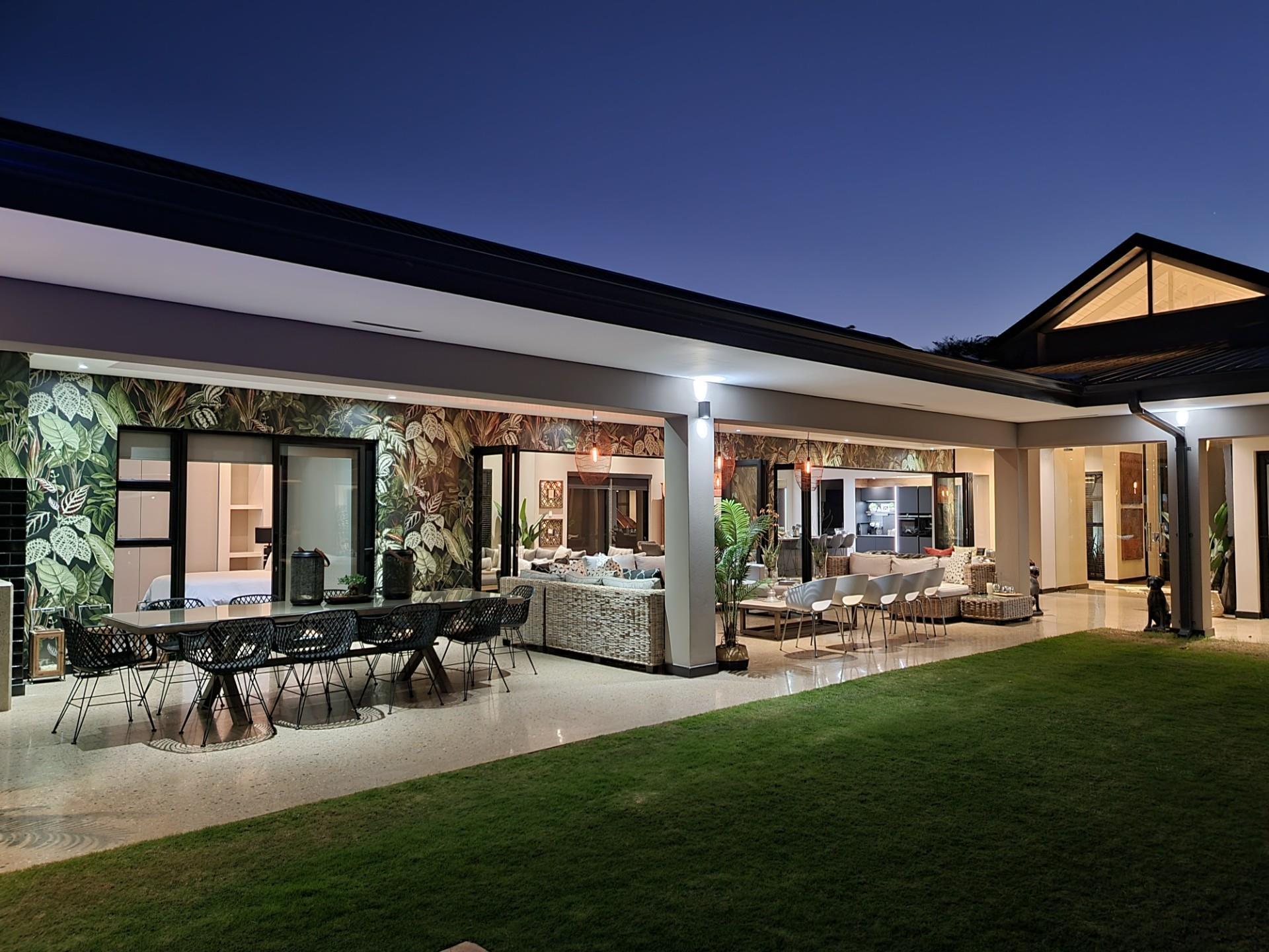 Zini River Estate Cinema Home — photograph 2