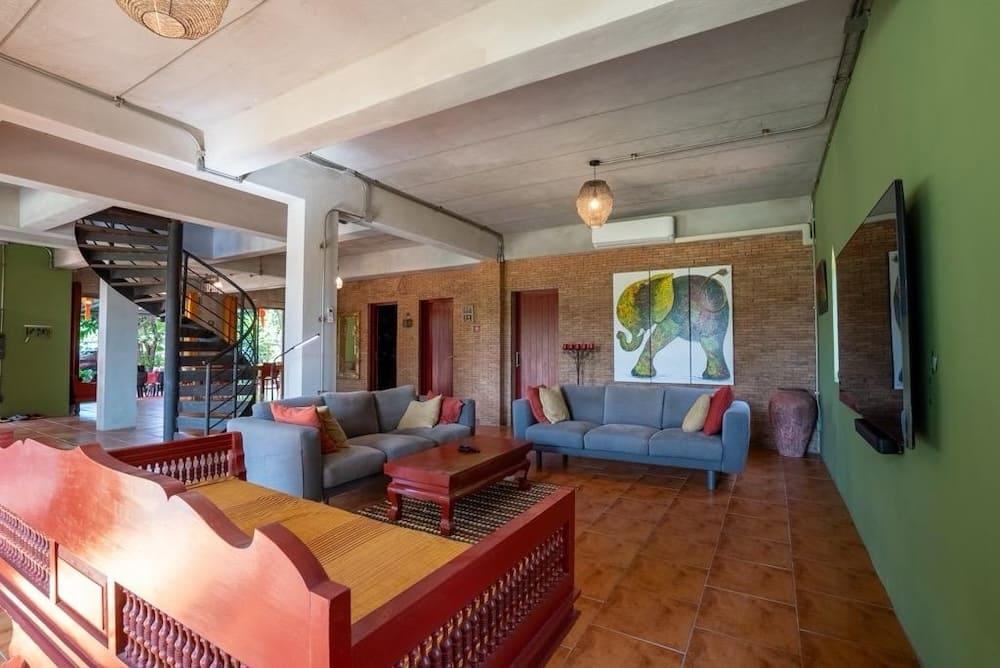 5-Bedroom House in Chiang Mai — photograph 3