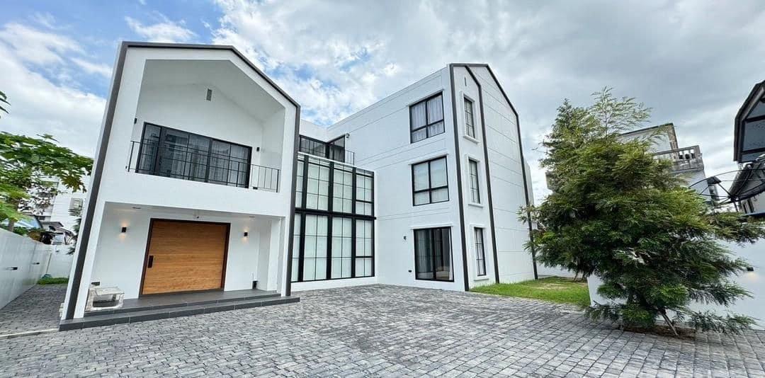 Luxury House near Wongwian Yai