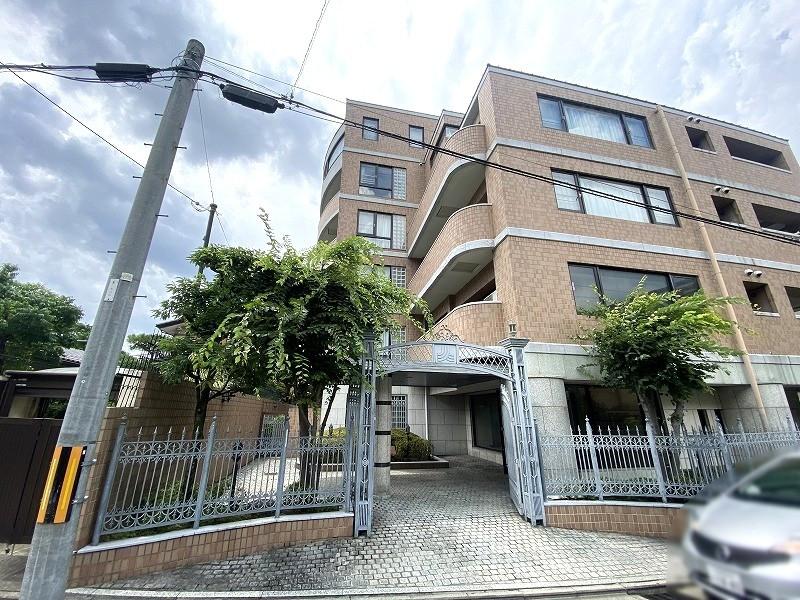 Temple-District Apartment in Kyoto — photograph 4