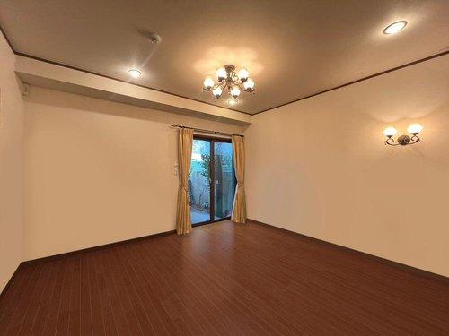 Substantial Freestanding House in Osaka — photograph 4